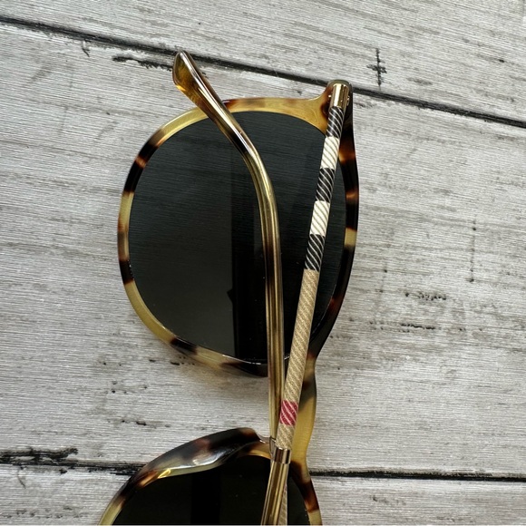 PREOWNED BURBERRY BE4250Q TORTOISE AND CHECK SUNGLASSES LIGHT HAVANA FRAME